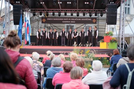 Presenetljiv odziv ob prvem dnevu praznovanja 50. Dnevov narodnih noš in oblačilne dediščine v Kamniku (39)